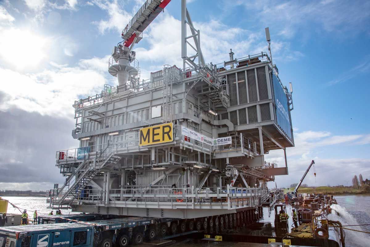 Eerste van twee offshore substations voor SeaMade onderweg naar de Belgische Noordzee