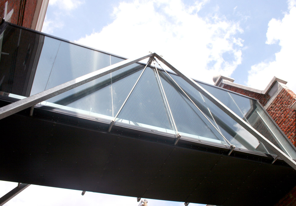 staal-bouw-loopbrug-politiekantoor-03