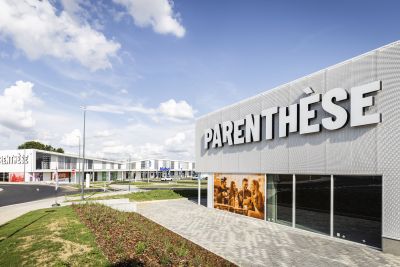 Stalen winkelcentrum springt uit de band