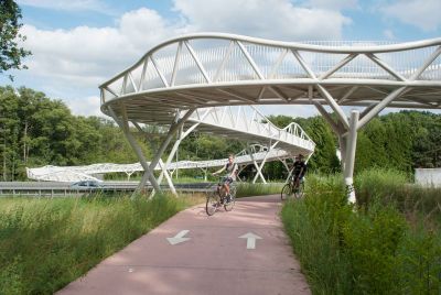 Kronkelende fietsersbrug over Genkse Ring