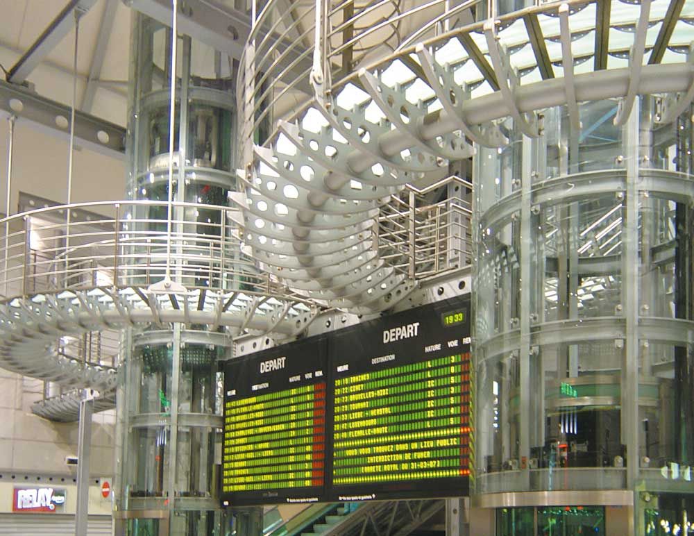 Escaliers et ferronnerie du hall de la gare de Namur