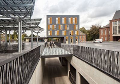 Immeuble de bureaux passif et auvents photovoltaïques à la place communale