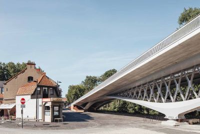 Un grâcieux pont en arc réunifie les deux parties d’un village 